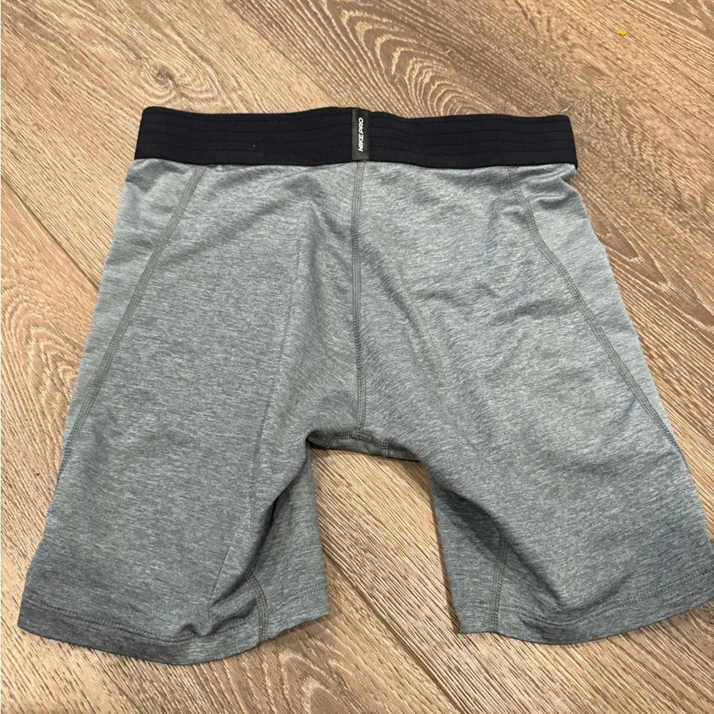 Nike Dri-FIT Light Gray Shorts men’s size‎ small Athleisure lifestyle exercise